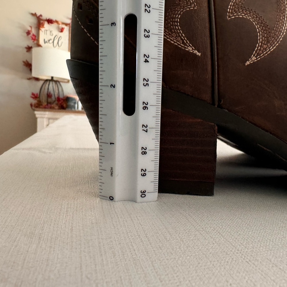 Ariat Size 11 pointed toe boots - Picture 4 of 8